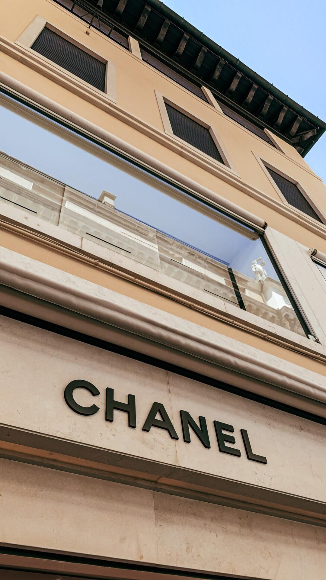 Szyć nauczyły ją zakonnice, a pierwszy butik pomógł jej otworzyć były kochanek. Niezwykła historia ikony mody – Coco Chanel
