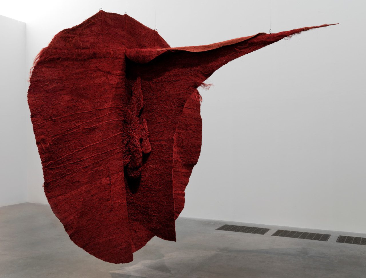 Magdalena Abakanowicz, Czerwony Abakan Red, 1969, Tate Modern. © Fundacja Marty Magdaleny Abakanowicz Kosmowskiej i Jana Kosmowskiego, Warszawa. Materiały prasowe Tate Modern