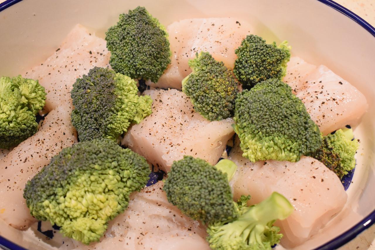 Gotuj z Głową: filet z dorsza z brokułami w sosie śmietankowo-majonezowym