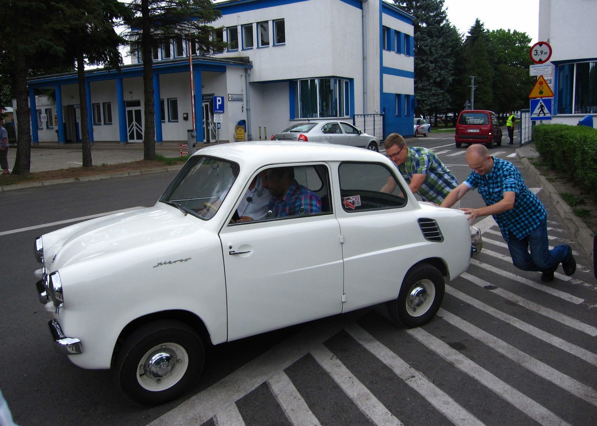 Kolekcjoner motoryzacyjnych wraków dostał Jagę Słodowego, archiwum Mieczysława Płocicy