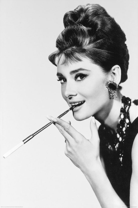 Audrey Hepburn jako Holly Golightly na fotosie promocyjnym z filmu Śniadanie u Tiffany’ego (1961). Dzięki tej roli zdobyła status ikony mody oraz „królowej elegancji”