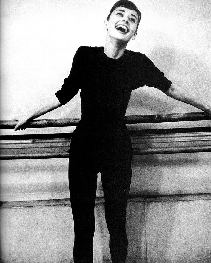 Hepburn od wczesnych lat młodości uczyła się baletu (na zdj. w 1956 w trakcie przygotowań do występu w filmie Zabawna buzia; 1957)