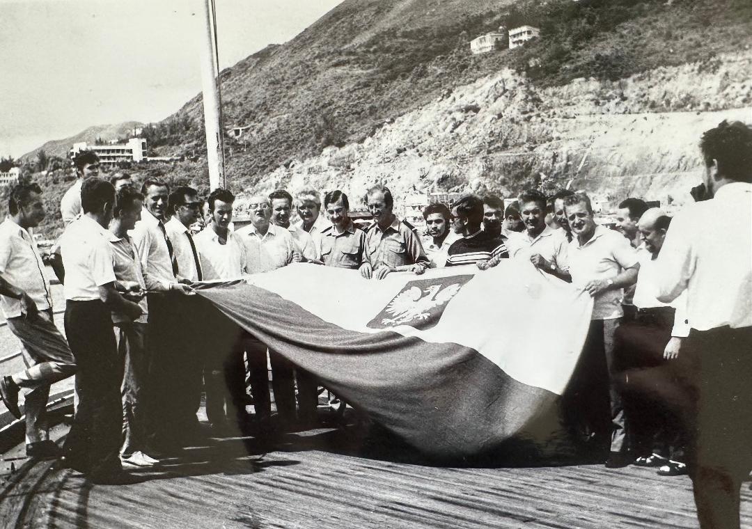 Załoga MS Batory w Hong Kongu po opuszczeniu bandery archiwum Janusz Kołaczyński