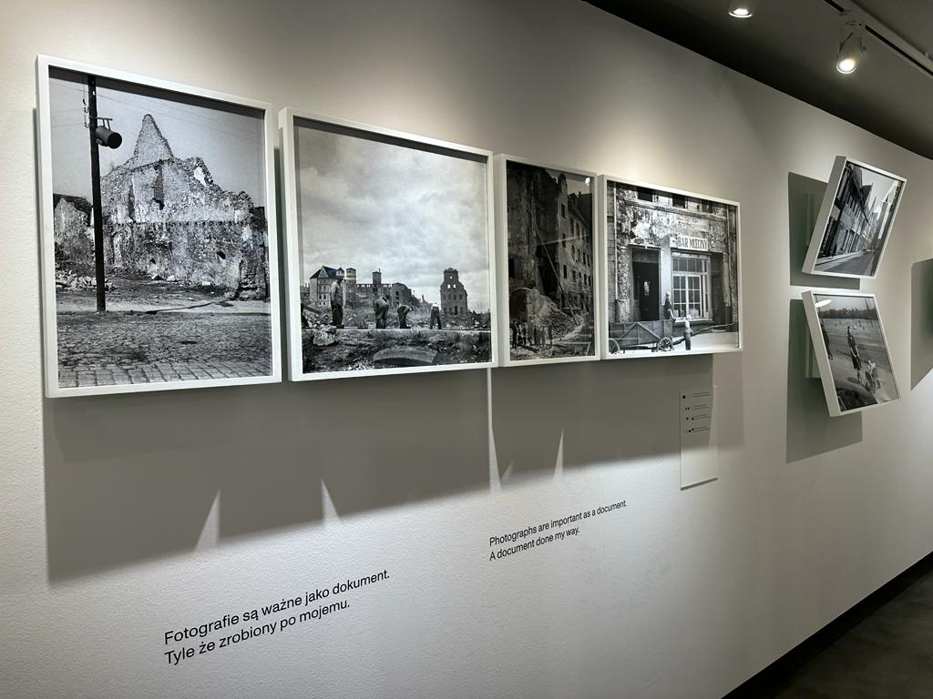Pozowane, podpatrzone. Fotografie Wojciecha Plewińskiego wystawa w DSH, fot. Aleksandra Karkowska