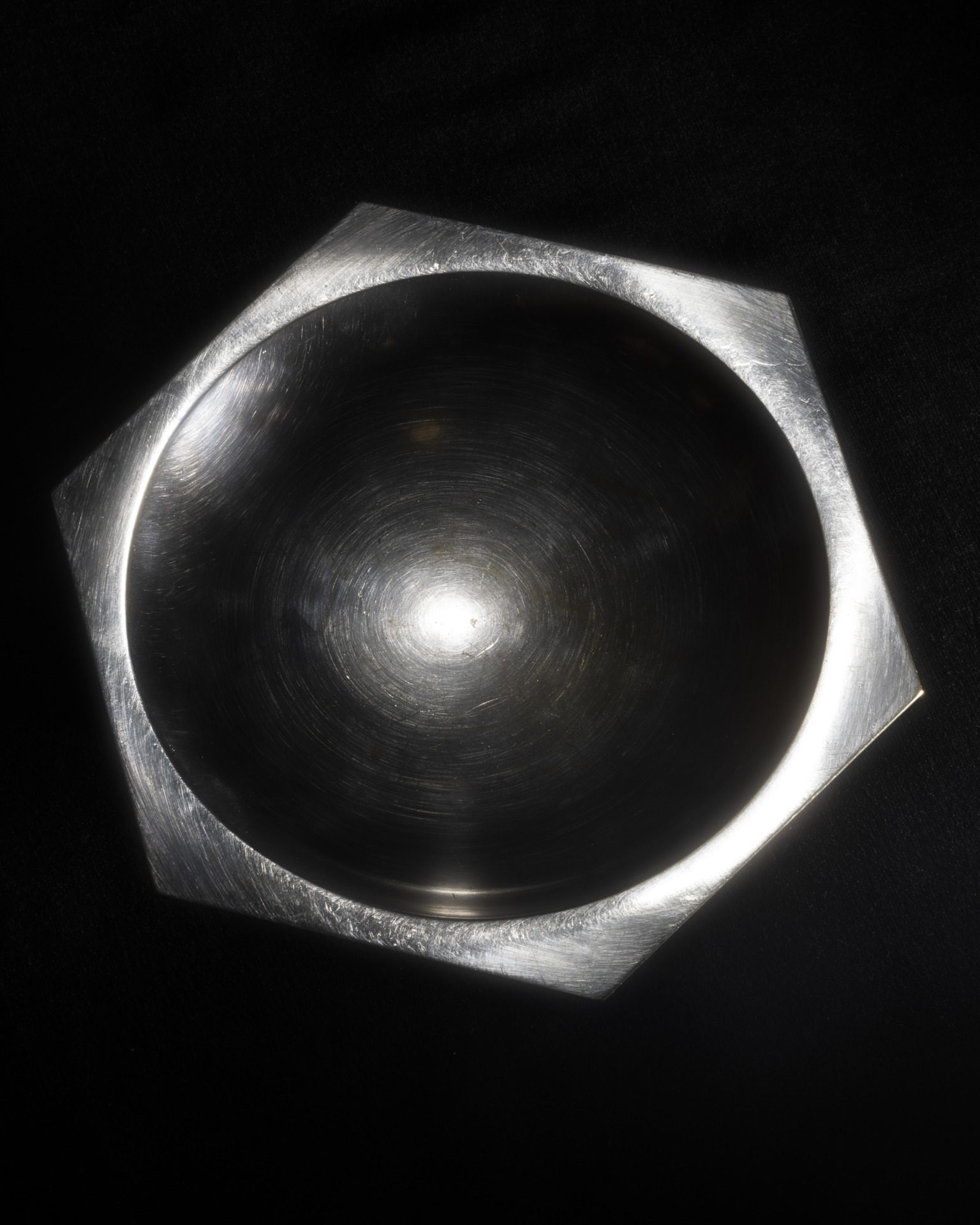 Patera Sześciobok, proj. Julia Keilowa, 1935, wyk. Fraget, Muzeum Warszawy, fot. Filip Preis