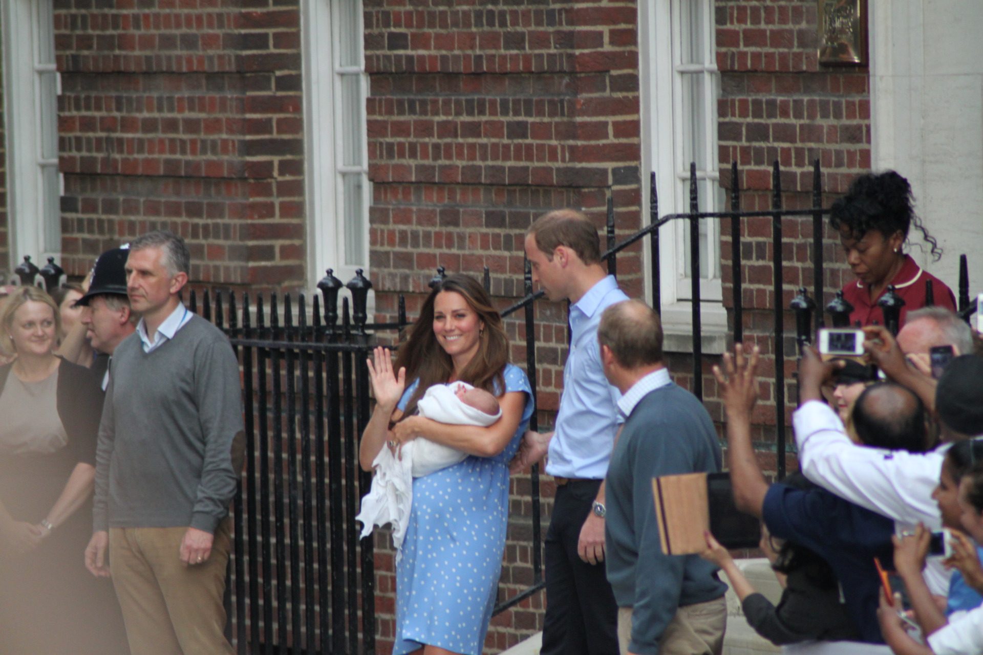 Książę i księżna Cambridge i książę George, fot. Wikipedia