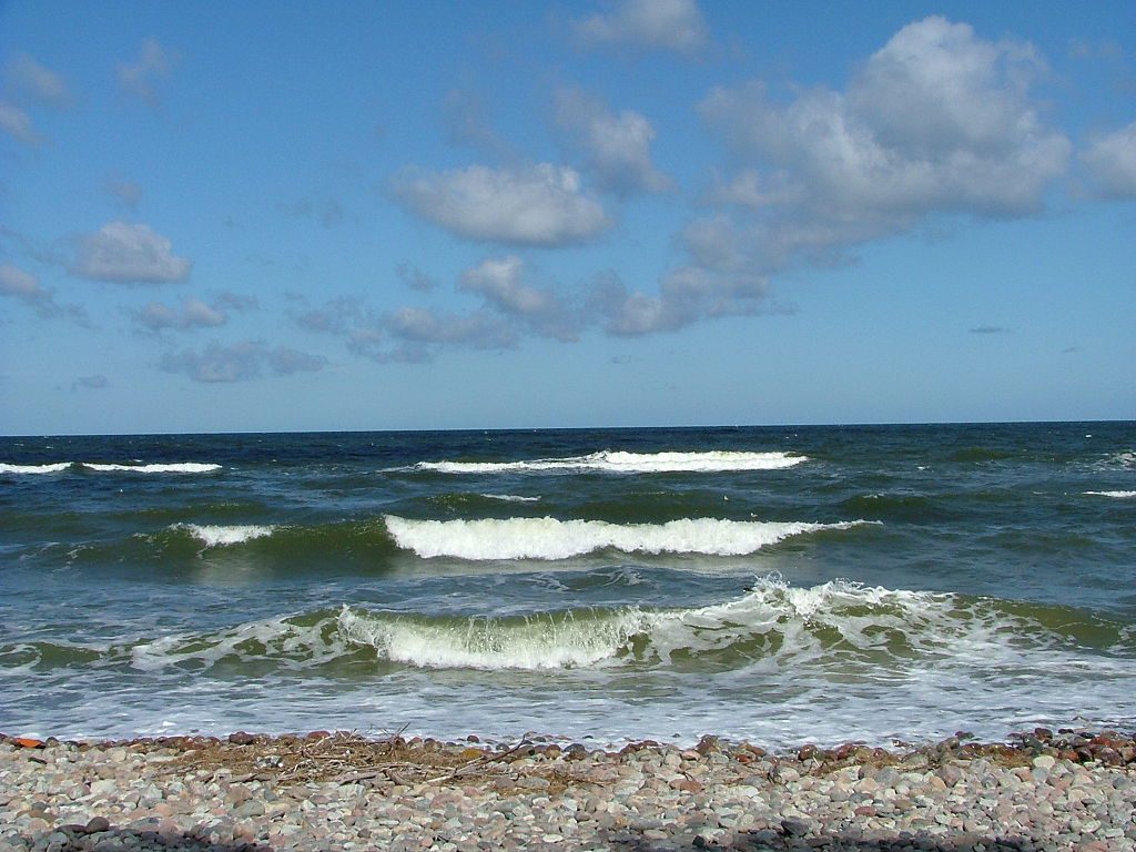 Bałtyk, kamienista plaża w Jarosławcu, fot. Wikipedia