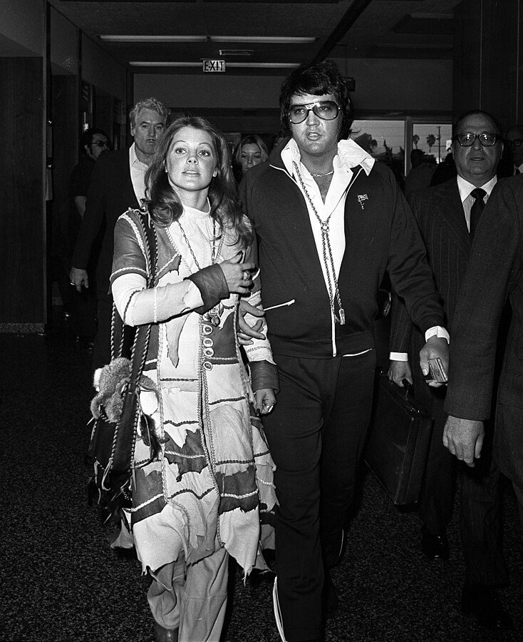 Elvis i Priscilla Presley po rozprawie rozwodowej, fot. Wikipedia