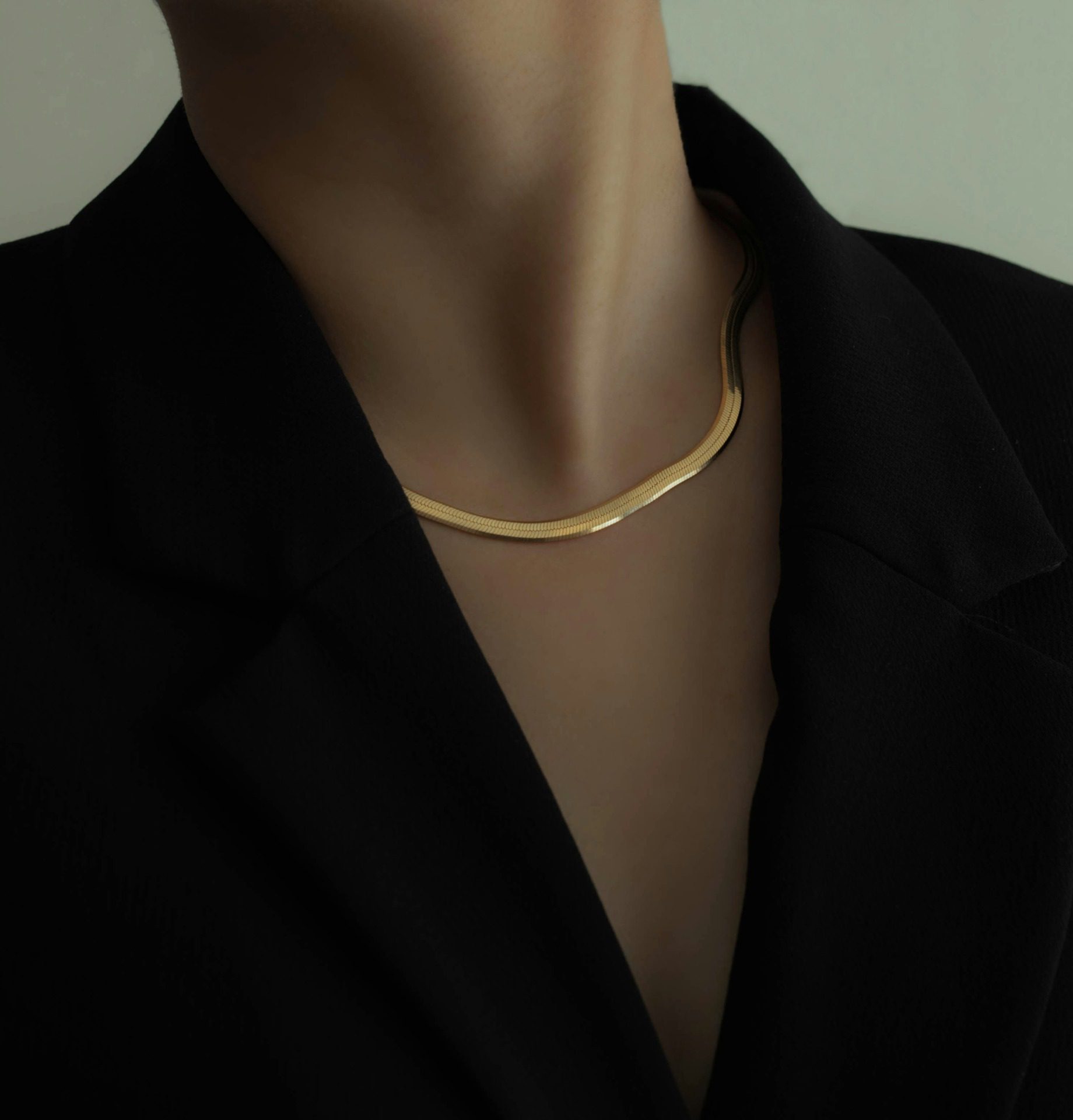 Elegancja powraca. Żegnaj modo na sportowe ubrania uliczne, fot. Unsplash