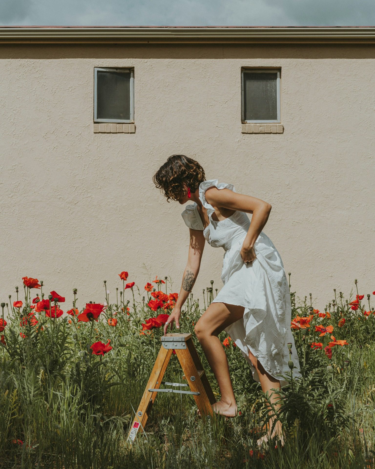 Elegancja powraca. Żegnaj modo na sportowe ubrania uliczne, fot. Unsplash