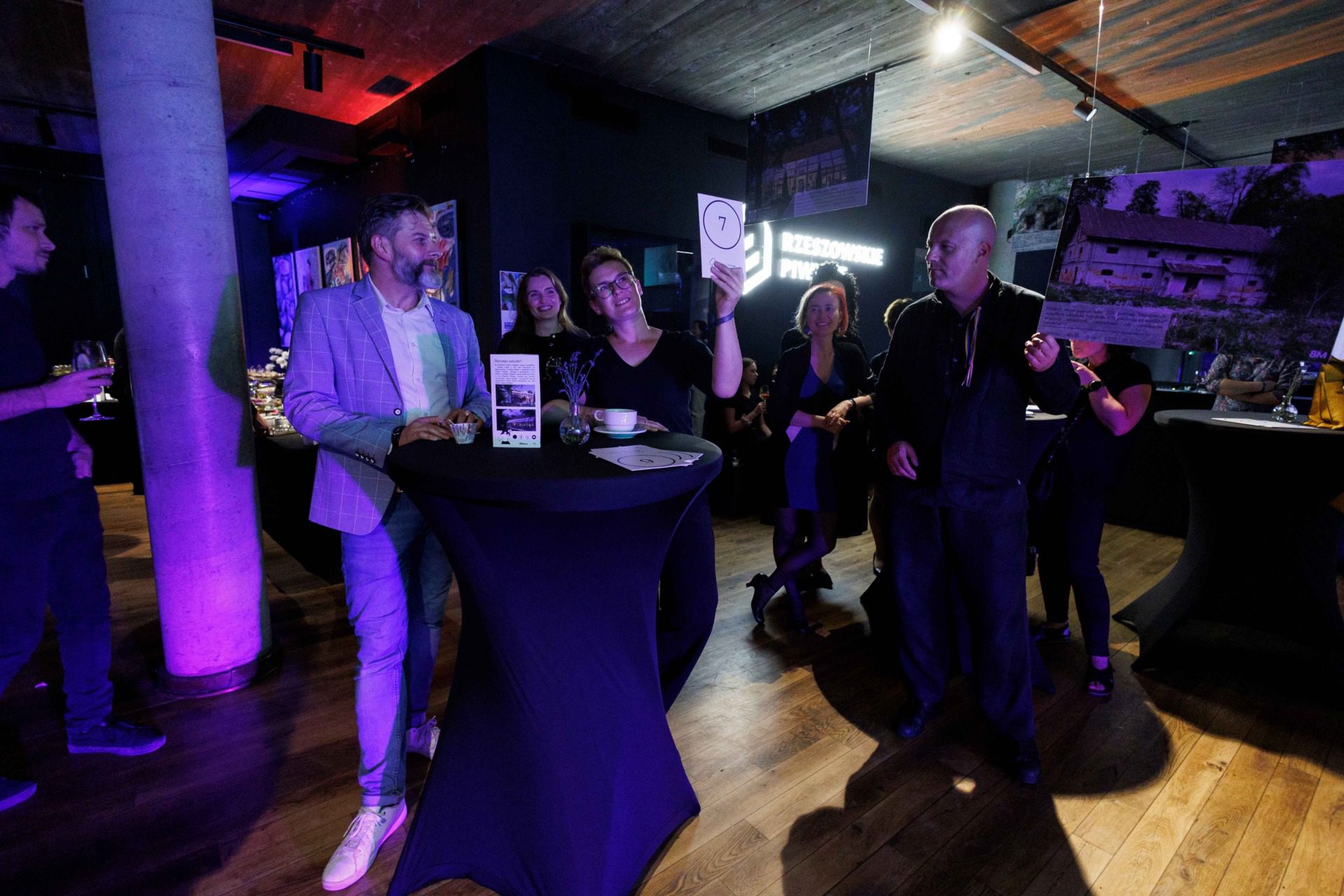 Goście Heritage Innovators Night w Piwnicach Rzeszowskich, podczas licytacji na rzecz misji Fundacji 8Marca; ©Fundacja 8Marca, zdjęcia wykonali:Patryk Ogorzałek/ Michał Łepecki / shooteditdeliver.eu Dofinansowano ze środków Ministra Kultury i Dziedzictwa Narodowego w ramach programu własnego Centrum Rozwoju Przemysłów Kreatywnych: Rozwój Sektorów Kreatywnych