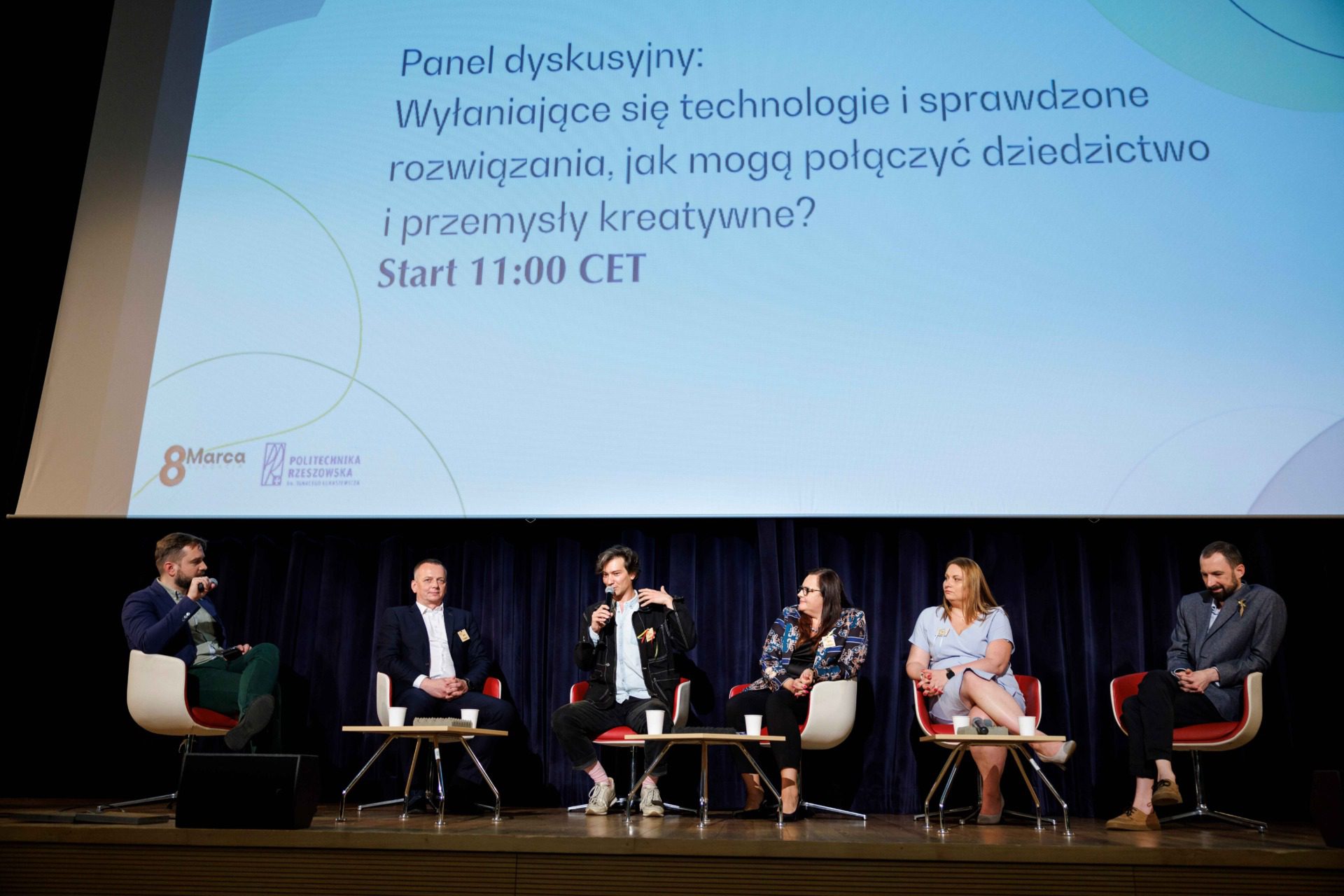 Uczestnicy dyskusji: Wyłaniające się technologie i sprawdzone rozwiązania, jak mogą połączyć dziedzictwo i przemysły kreatywne? od lewej: prowadzący: Kacper Nosarzewski, 4CF i paneliści:- prof. dr hab. inż. Piotr Nazarko, Prodziekan WBIŚiA, Politechnika Rzeszowska - Ivo Krankowski, reżyser, producent serialu Netflixa 1670 - Małgorzata Jarosińska-Jedynak, Wicemarszałek Województwa Podkarpackiego - Wiktoria Wnęk, Kierownik Projektów, Asseco - Michał Czerwiński, Partner, WXCA; ©Fundacja 8Marca, zdjęcia wykonali: Patryk Ogorzałek/ Michał Łepecki / shooteditdeliver.eu Dofinansowano ze środków Ministra Kultury i Dziedzictwa Narodowego w ramach programu własnego Centrum Rozwoju Przemysłów Kreatywnych: Rozwój Sektorów Kreatywnych