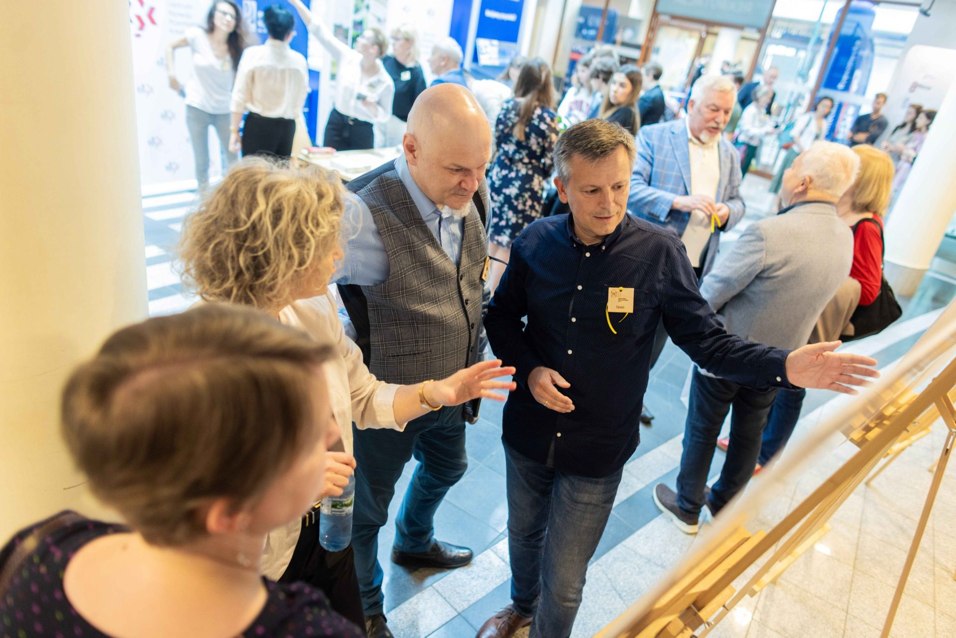 Goście Heritage Innovators Day w przestrzeni wystawowej, Bogumiła Chewińska, WXCA, prezentuje projekt rekonstrukcji Pałacu Saskiego; ©Fundacja 8Marca, zdjęcia wykonali:Patryk Ogorzałek/ Michał Łepecki / shooteditdeliver.eu Dofinansowano ze środków Ministra Kultury i Dziedzictwa Narodowego w ramach programu własnego Centrum Rozwoju Przemysłów Kreatywnych: Rozwój Sektorów Kreatywnych