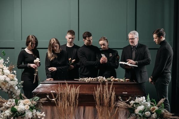Jak ubrać się na pogrzeb? Nie tylko latem, fot. Unsplash