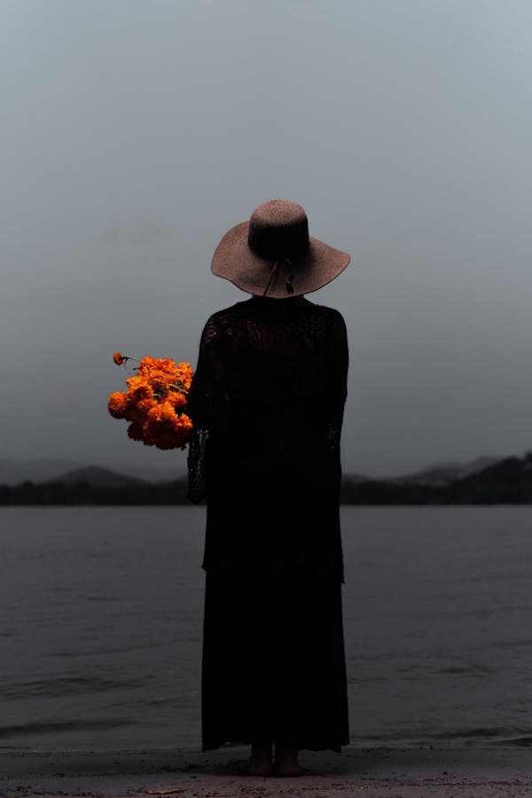 Jak ubrać się na pogrzeb? Nie tylko latem, fot. Unsplash