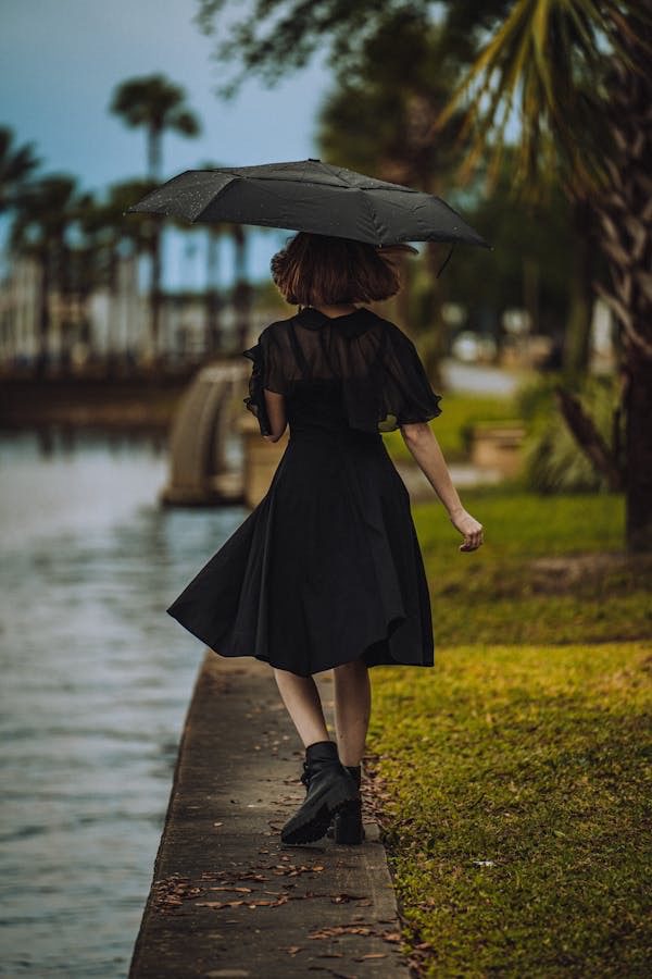 Jak ubrać się na pogrzeb? Nie tylko latem, fot. Unsplash
