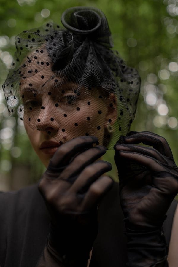 Jak ubrać się na pogrzeb? Nie tylko latem, fot. Unsplash
