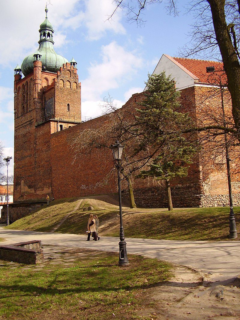 Płock, Wieża Zegarowa zamku z czasów Kazimierza Wielkiego z barokowym hełmem z XVIII w., fot. Wikipedia