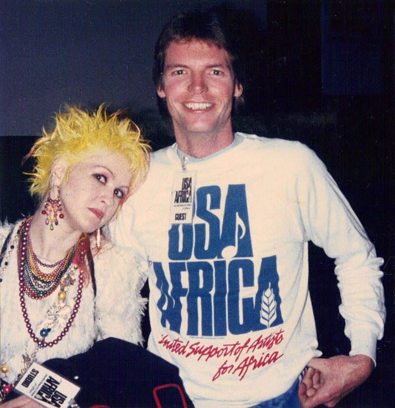 Cyndi Lauper z fanem promując akcję We Are the World, fot. Wikipedia