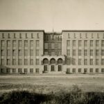 Gmach główny Szkoły Morskiej w Gdyni, 1933, fot. Henryk Poddębski - Biblioteka Narodowa, Domena publiczna, https://commons.wikimedia.org/w/index.php?curid=152762042
