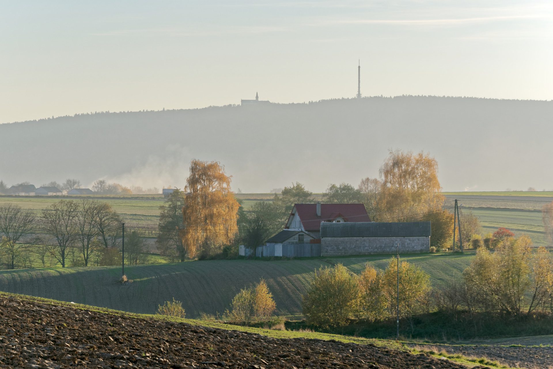 Łysa Góra w Górach Świętokrzyskich, widok z Ambrożowa, fot. Wikipedia
