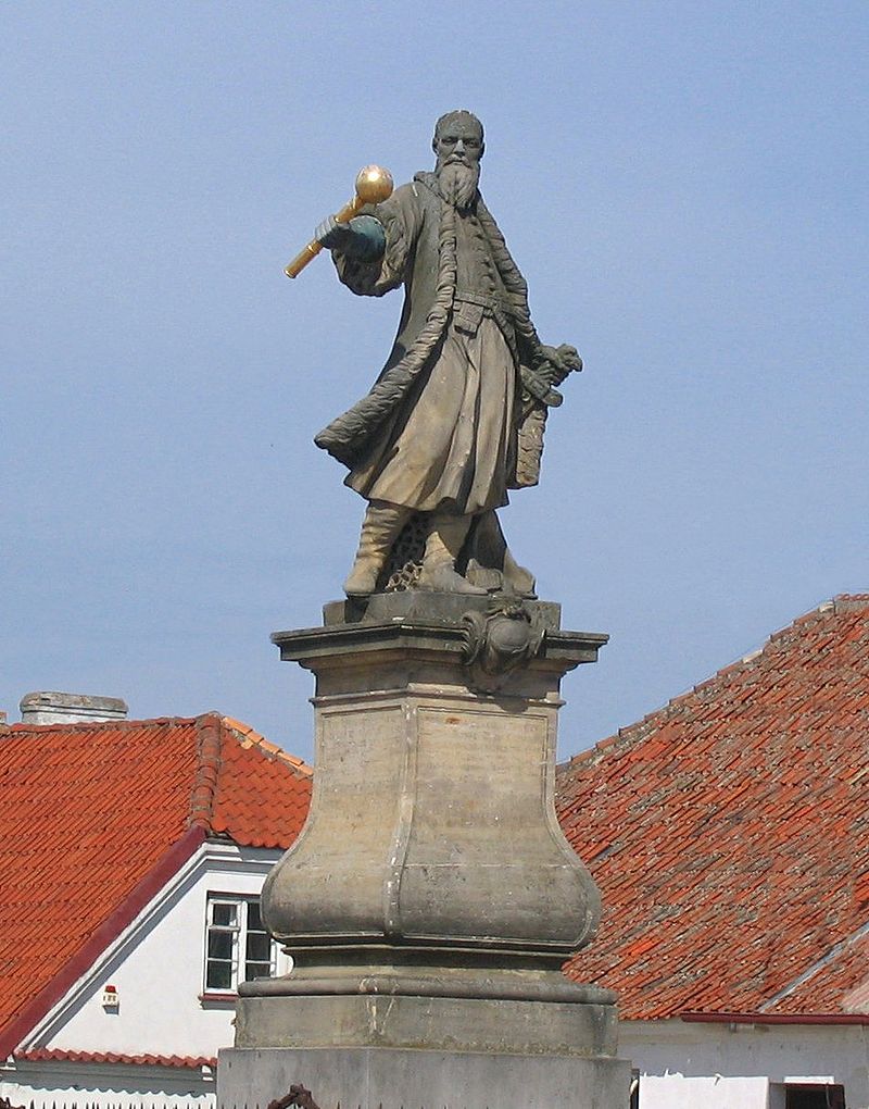 Pomnik Stefana Czarnieckiego z XVIII w. na rynku w Tykocinie, fot. Wikipedia