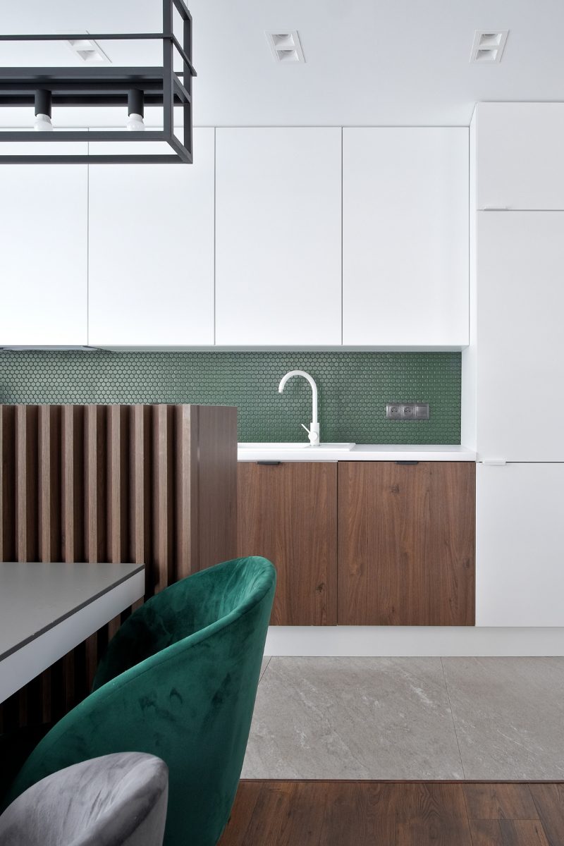 jak-urzadzic-kuchnie-z-ciemnym-drewnem-i-plytkami-raw-decor