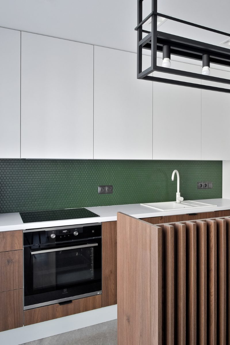stylowa-kuchnia-ciemne-drewno-ryflowane-fronty-plytki-ceramiczne-raw-decor