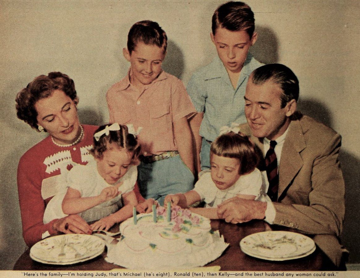 Gloria Hatrick McLean i jej rodzina, sierpień 1954, fot. Wikipedia