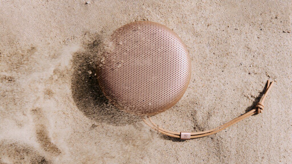Sezon na dźwięk pod gołym niebem – Bang & Olufsen prezentuje nowego Beosound A1 3. generacji
