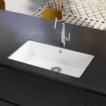 Nowoczesne, eleganckie, trwałe. Franke prezentuje ceramiczne zlewozmywaki podwieszane KubusX Fraceram