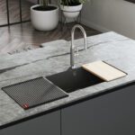 Nowoczesne, eleganckie, trwałe. Franke prezentuje ceramiczne zlewozmywaki podwieszane KubusX Fraceram