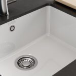 Nowoczesne, eleganckie, trwałe. Franke prezentuje ceramiczne zlewozmywaki podwieszane KubusX Fraceram