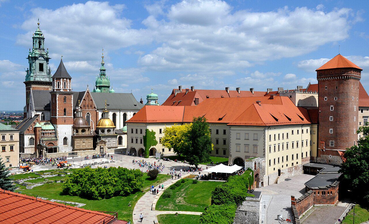 Wawel, dziedziniec zewnętrzny, fot. Wikipedia