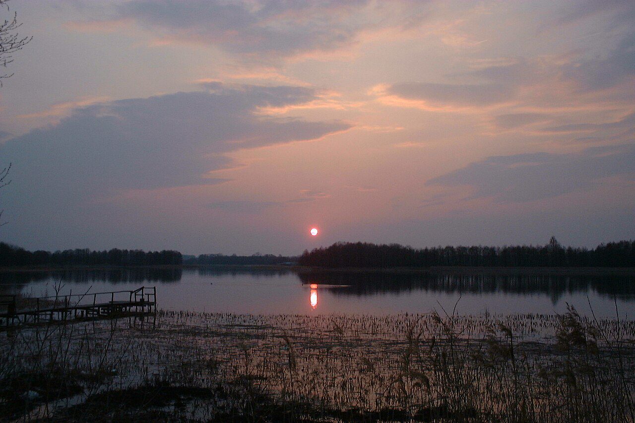 Zachód słońca nad jeziorem Wigry, fot. Wikipedia