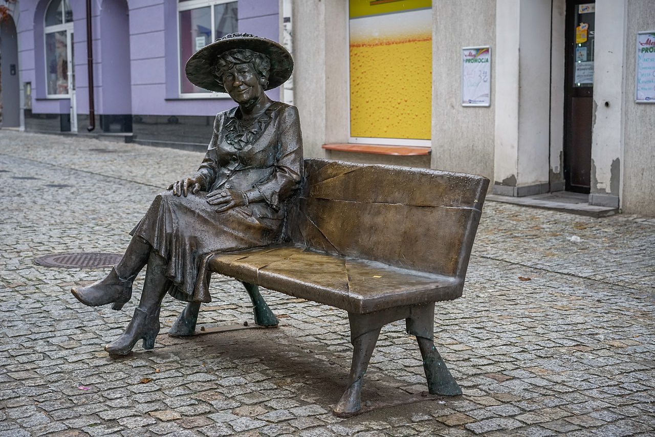 Ławeczka Hanki Bielickiej w Łomży autorstwa Michała Selerowskiego, fot. Wikipedia