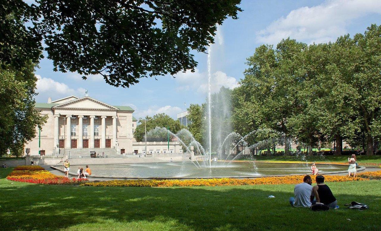 Park Adama Mickiewicza w Poznaniu założony na początku XX wieku na terenie dawnych fortyfikacji. W tle Teatr Wielki, fot. Wikipedia