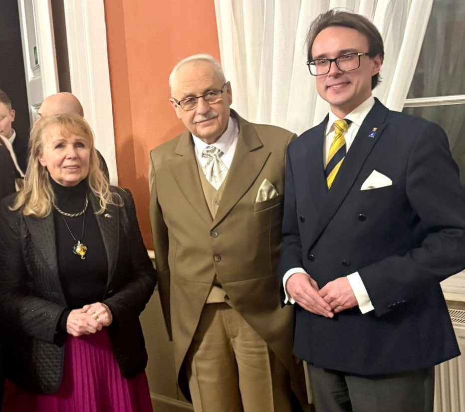 (od lewej: konsul honorowy Renata Mataczyńska, Dziekan Korpusu Konsularnego Konsulów Honorowych w Poznaniu; Kajetan Pyrzyński, konsul honorowy Republiki Peru, Dominik Górny, prelegent), fot. Wojciech Polonus