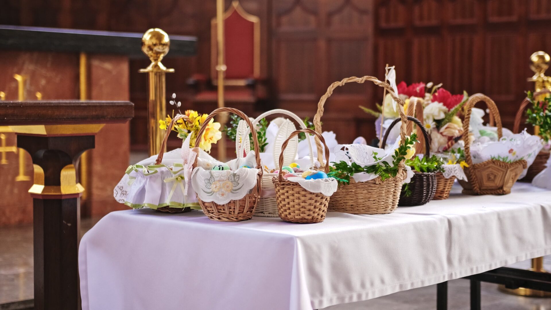 Koszyczek wielkanocny, dekorowany gałązkami bukszpanu i lnianym obrusem – symbole pokarmów wielkanocnych, w trakcie święcenia pokarmu w kościele.