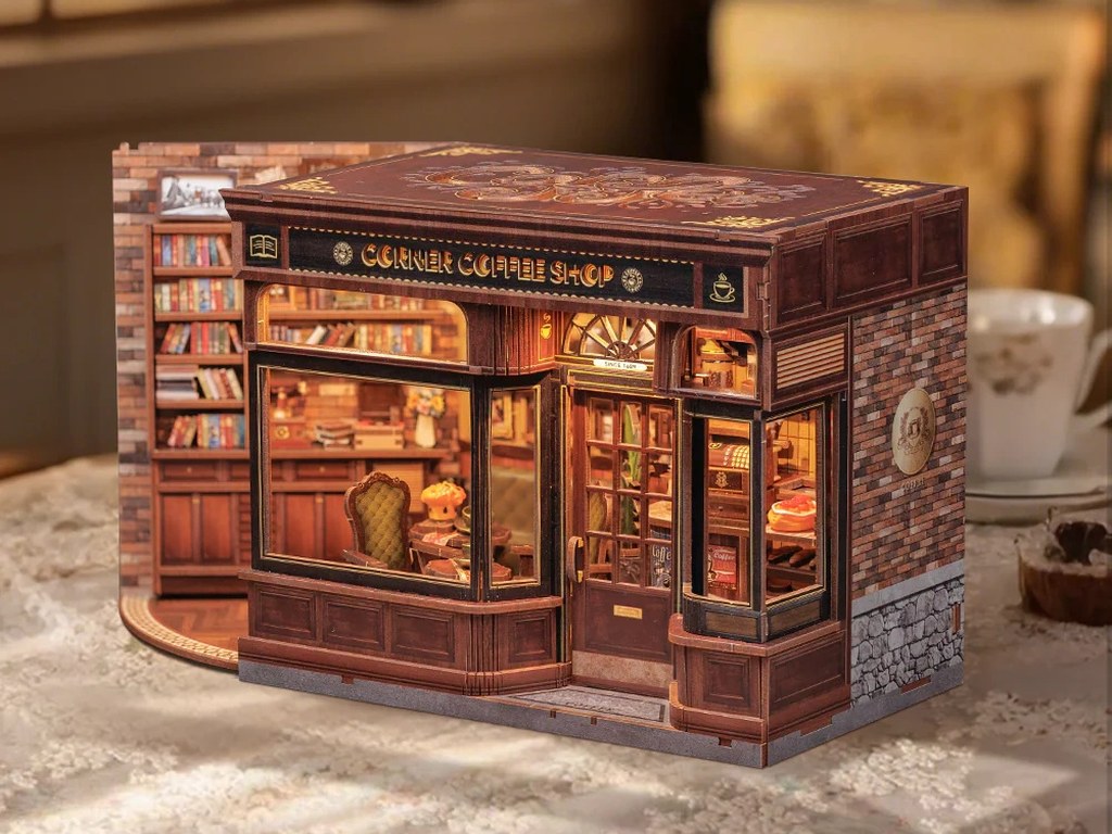 Corner Coffee Shop (Cutebee, 294 elementy) stawia się na biurku albo komodzie.